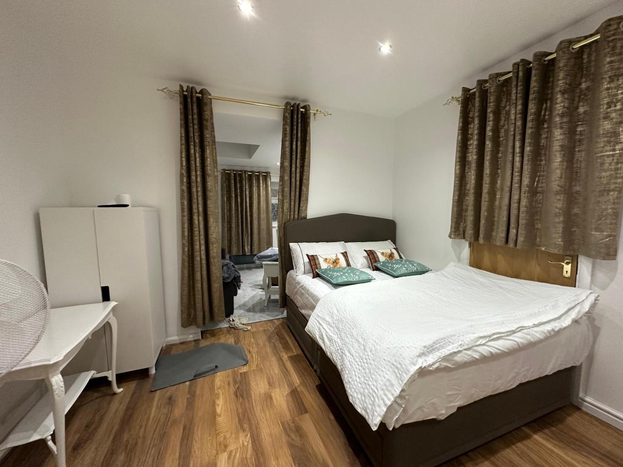 4Th Studio Flat With Private Own Bathroom A London Luxury Family Home Setup And Furnished With Double Bed Plus A Double Futon-Sofa Bed A Single Futon Bed A Baby Cot And Garden And Free Parking Экстерьер фото
