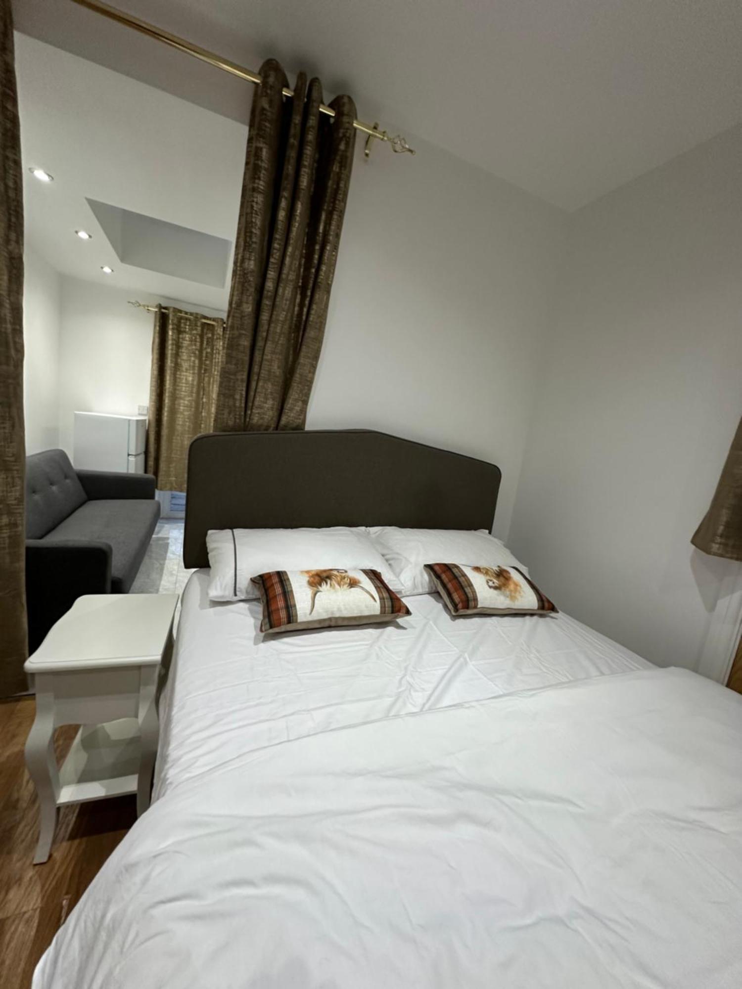 4Th Studio Flat With Private Own Bathroom A London Luxury Family Home Setup And Furnished With Double Bed Plus A Double Futon-Sofa Bed A Single Futon Bed A Baby Cot And Garden And Free Parking Экстерьер фото