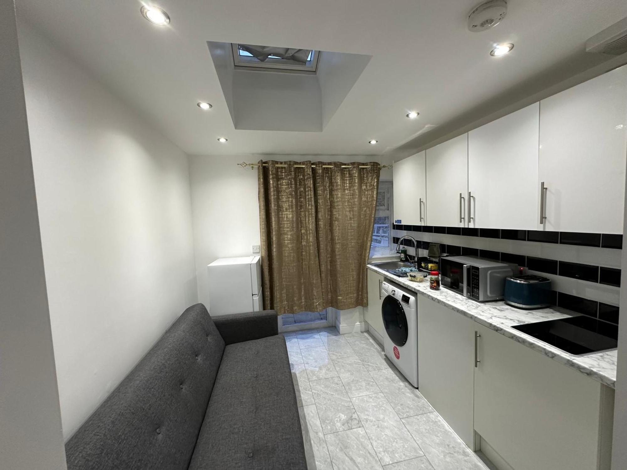 4Th Studio Flat With Private Own Bathroom A London Luxury Family Home Setup And Furnished With Double Bed Plus A Double Futon-Sofa Bed A Single Futon Bed A Baby Cot And Garden And Free Parking Экстерьер фото