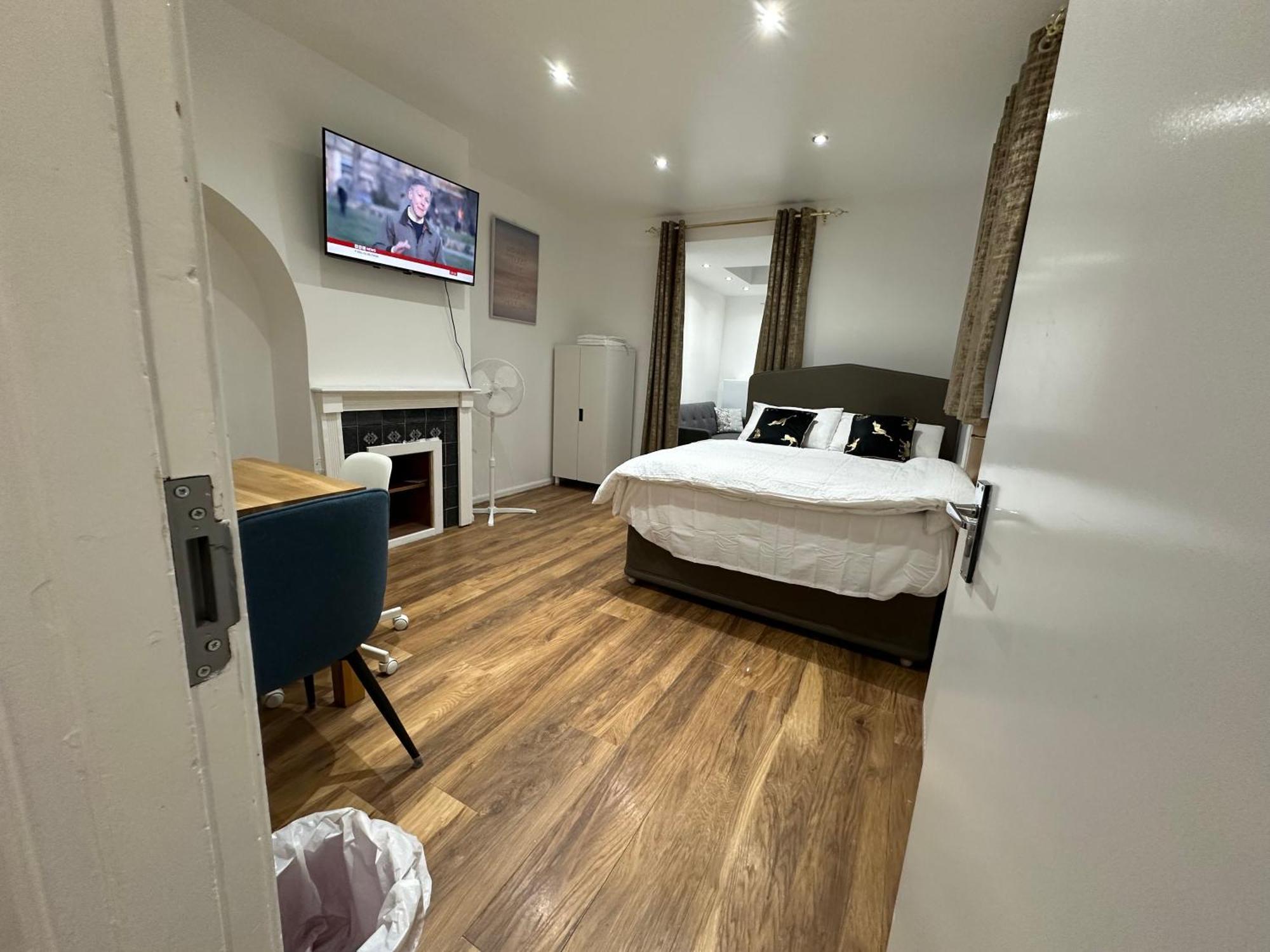 4Th Studio Flat With Private Own Bathroom A London Luxury Family Home Setup And Furnished With Double Bed Plus A Double Futon-Sofa Bed A Single Futon Bed A Baby Cot And Garden And Free Parking Экстерьер фото