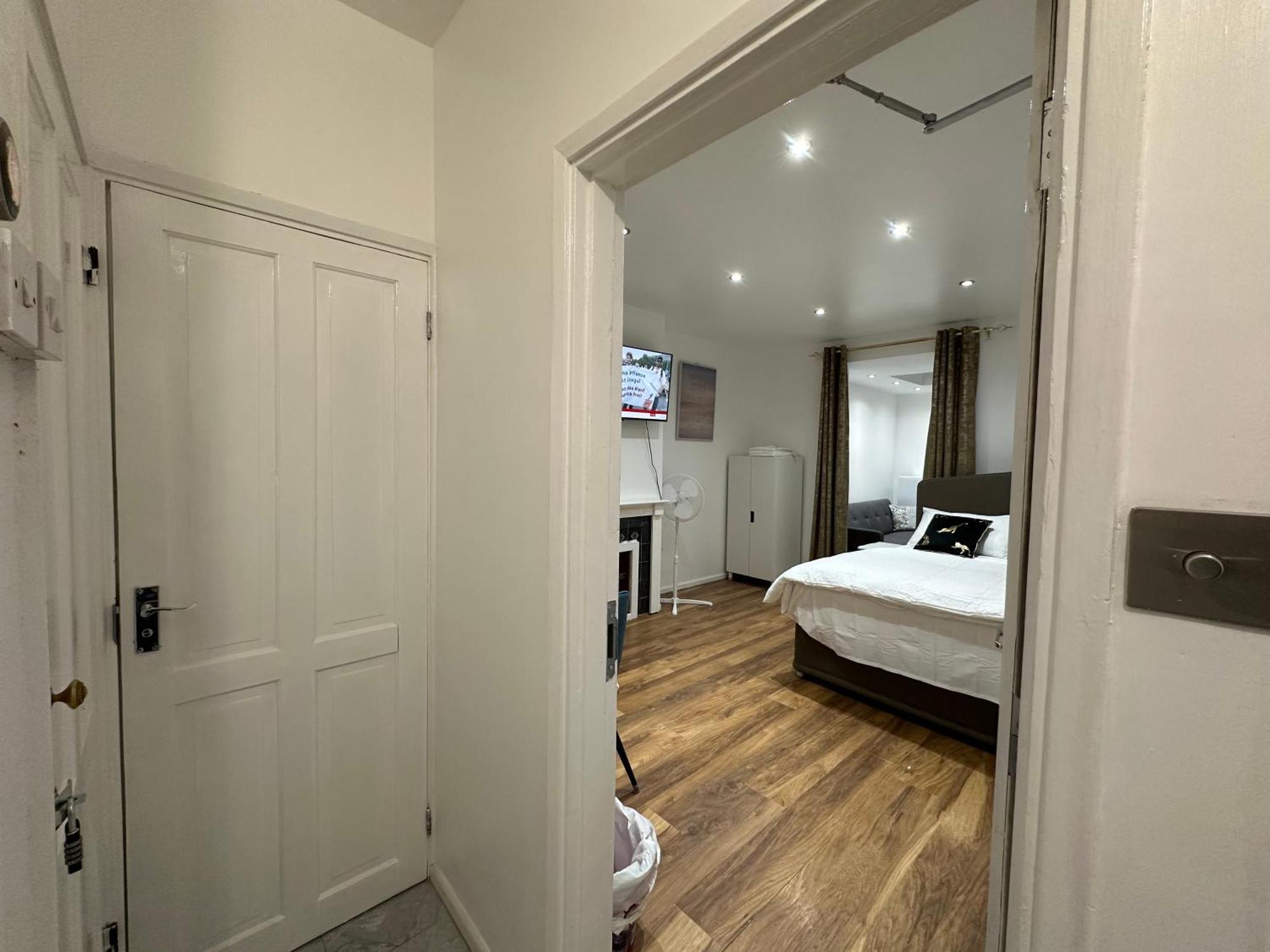 4Th Studio Flat With Private Own Bathroom A London Luxury Family Home Setup And Furnished With Double Bed Plus A Double Futon-Sofa Bed A Single Futon Bed A Baby Cot And Garden And Free Parking Экстерьер фото