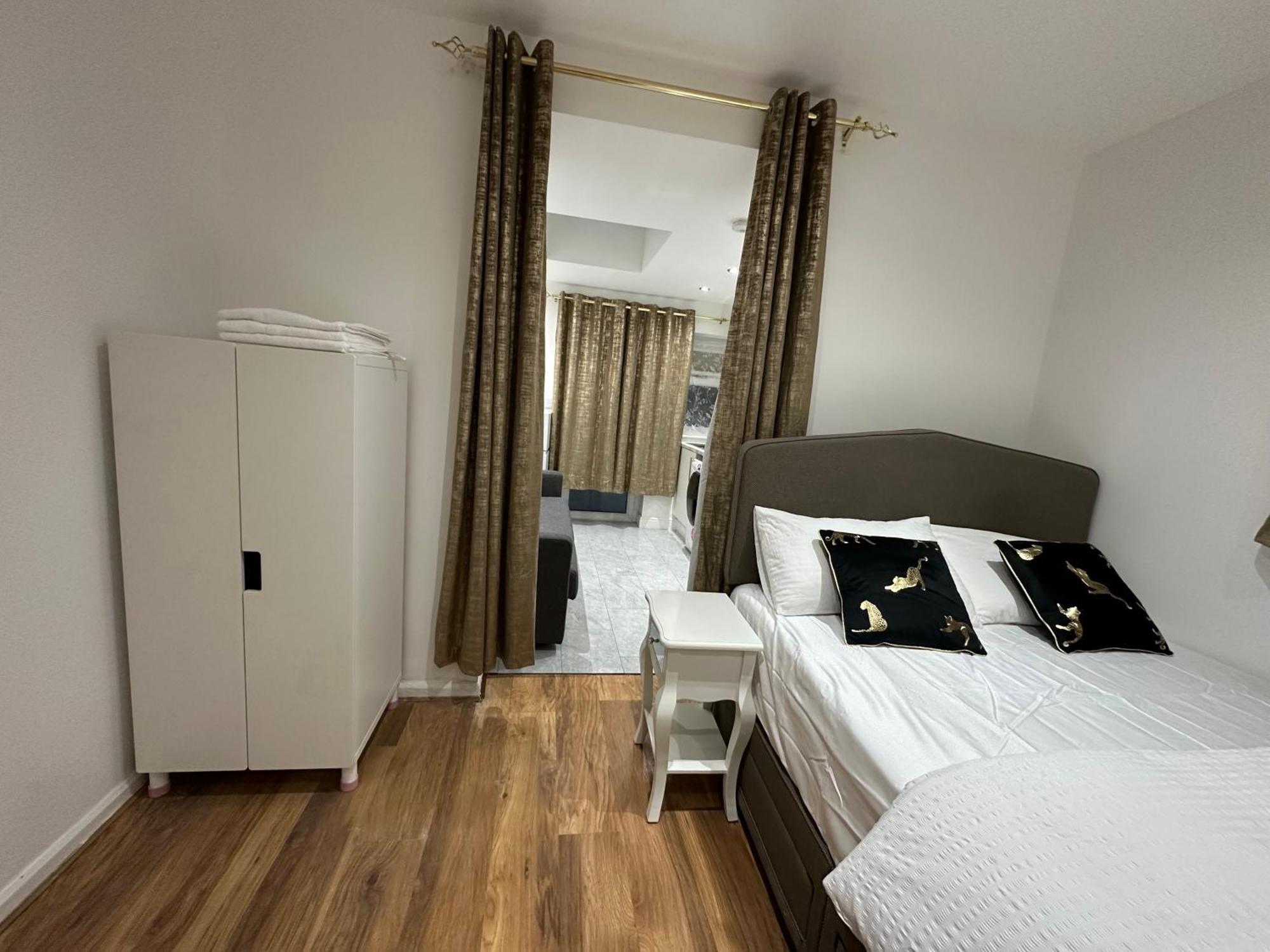 4Th Studio Flat With Private Own Bathroom A London Luxury Family Home Setup And Furnished With Double Bed Plus A Double Futon-Sofa Bed A Single Futon Bed A Baby Cot And Garden And Free Parking Экстерьер фото