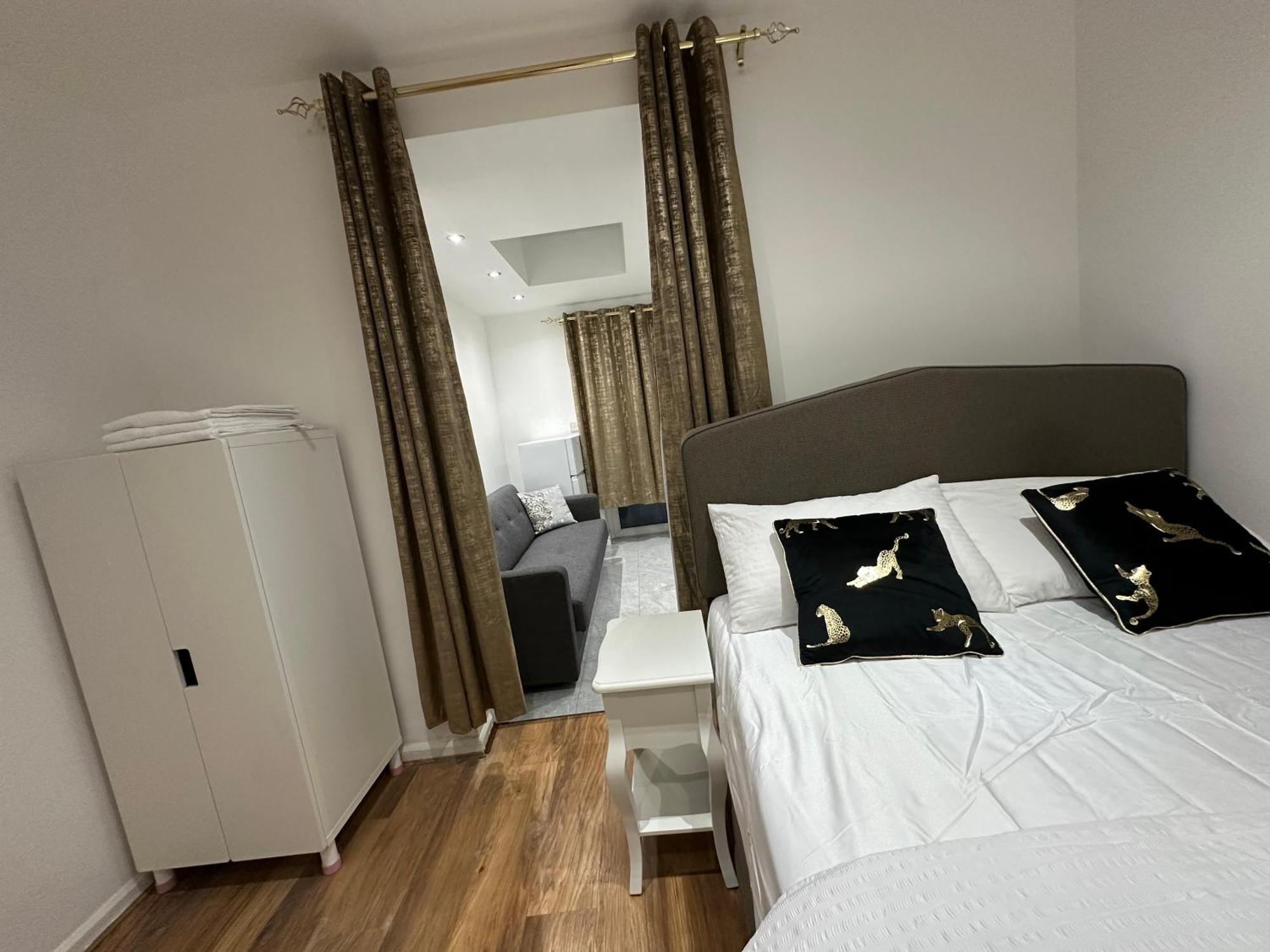 4Th Studio Flat With Private Own Bathroom A London Luxury Family Home Setup And Furnished With Double Bed Plus A Double Futon-Sofa Bed A Single Futon Bed A Baby Cot And Garden And Free Parking Экстерьер фото
