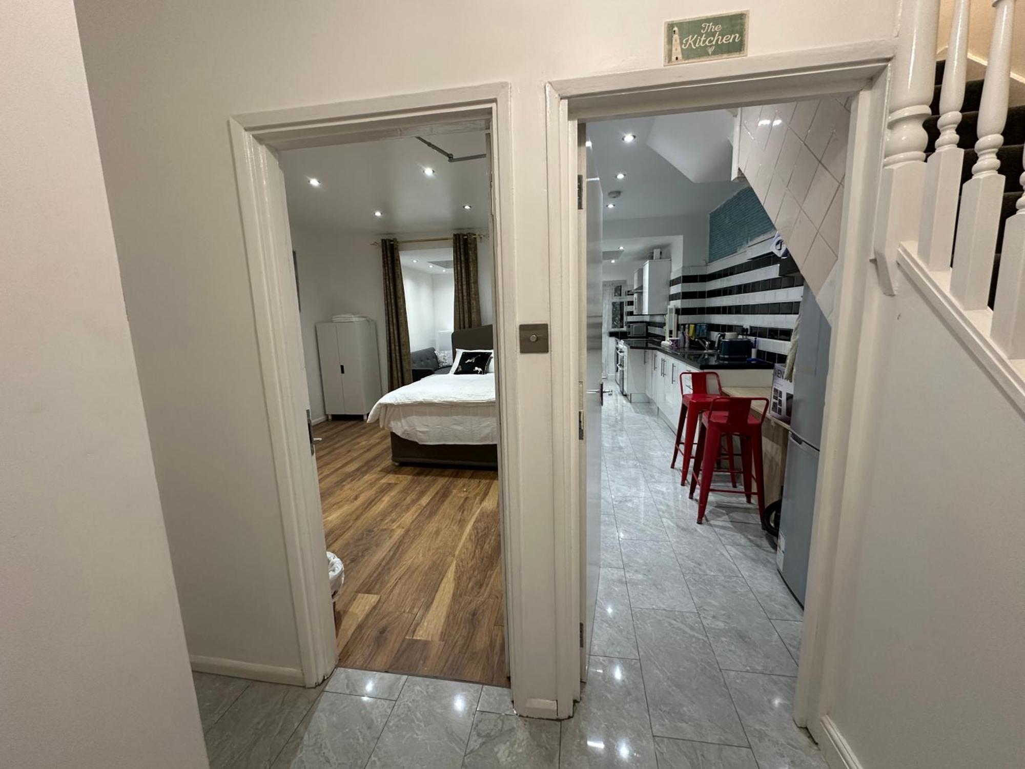 4Th Studio Flat With Private Own Bathroom A London Luxury Family Home Setup And Furnished With Double Bed Plus A Double Futon-Sofa Bed A Single Futon Bed A Baby Cot And Garden And Free Parking Экстерьер фото