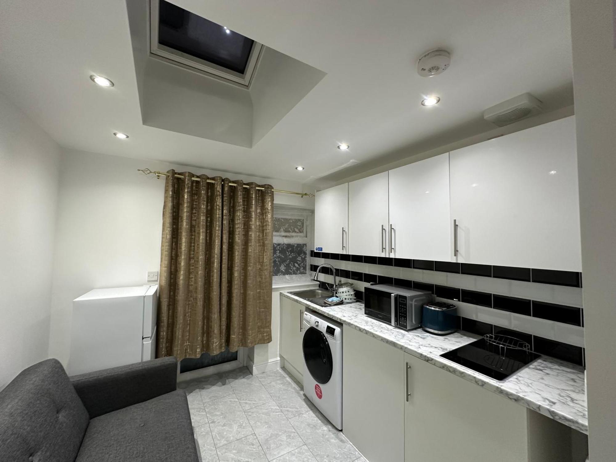 4Th Studio Flat With Private Own Bathroom A London Luxury Family Home Setup And Furnished With Double Bed Plus A Double Futon-Sofa Bed A Single Futon Bed A Baby Cot And Garden And Free Parking Экстерьер фото
