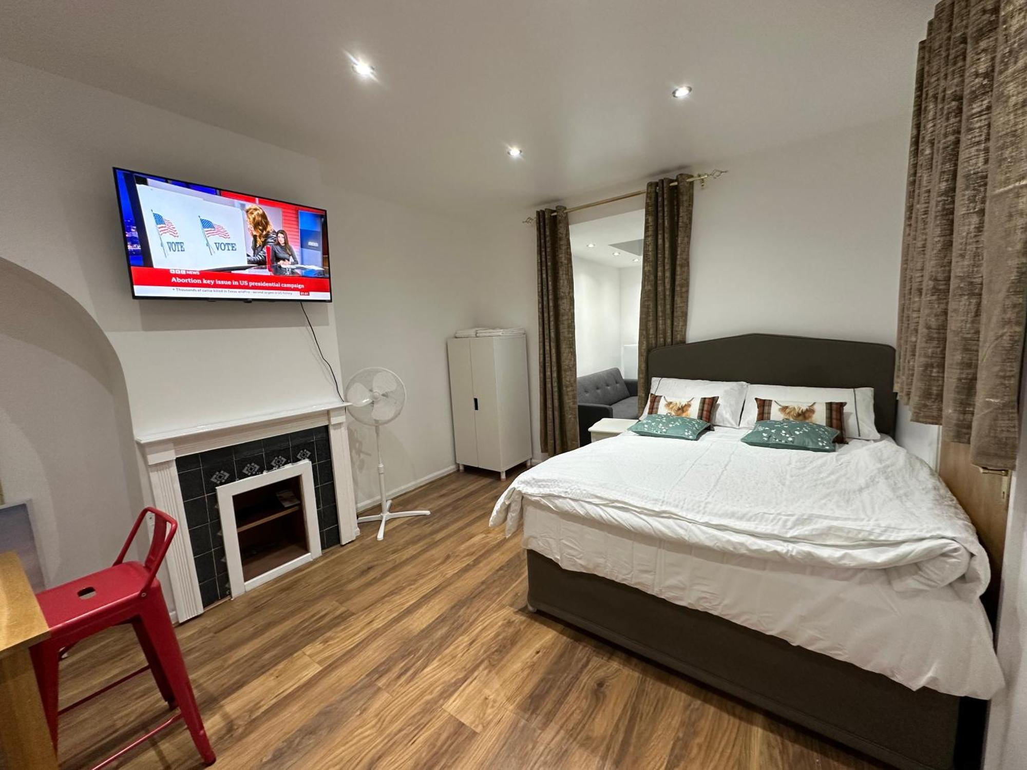 4Th Studio Flat With Private Own Bathroom A London Luxury Family Home Setup And Furnished With Double Bed Plus A Double Futon-Sofa Bed A Single Futon Bed A Baby Cot And Garden And Free Parking Экстерьер фото