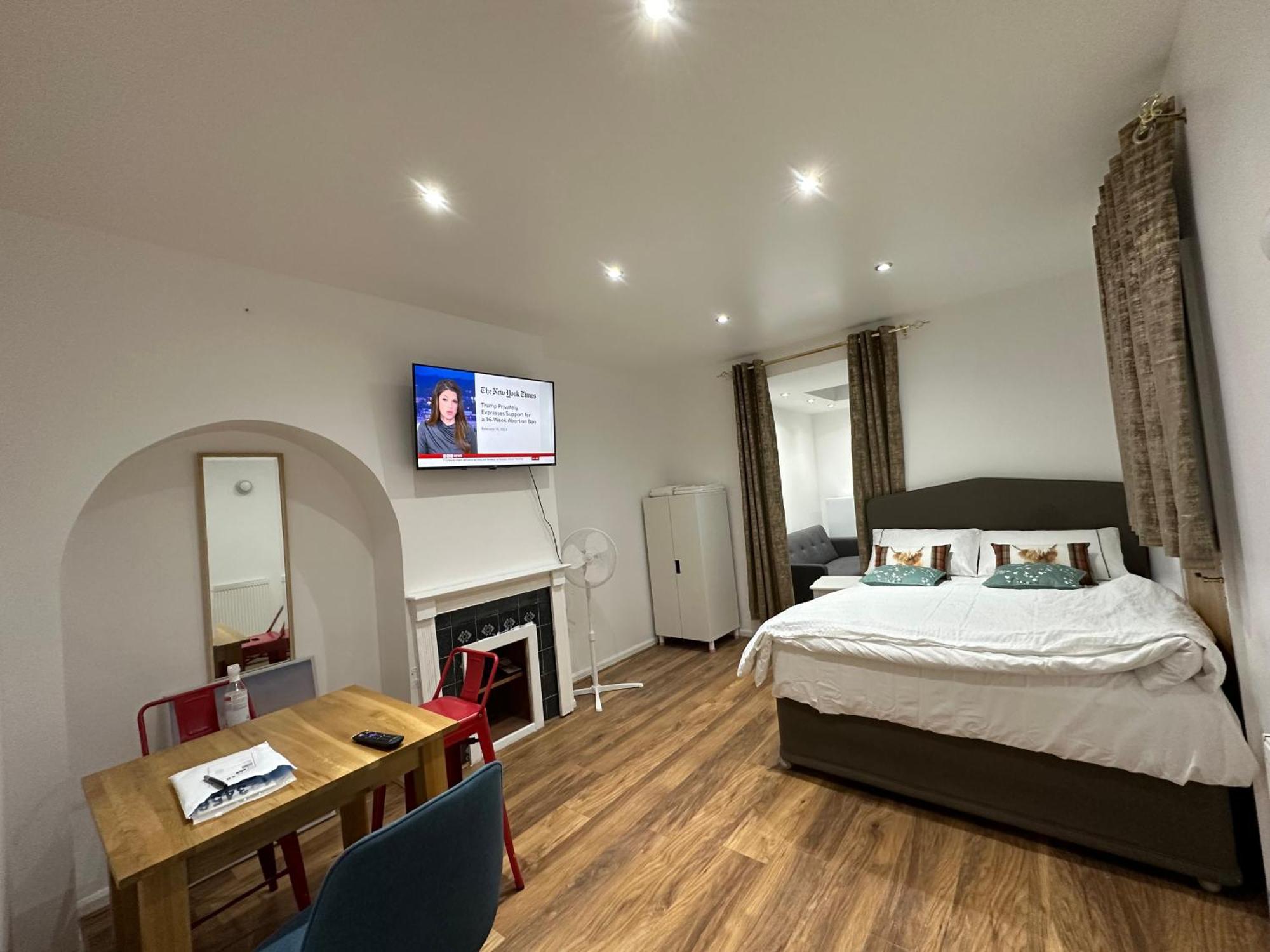 4Th Studio Flat With Private Own Bathroom A London Luxury Family Home Setup And Furnished With Double Bed Plus A Double Futon-Sofa Bed A Single Futon Bed A Baby Cot And Garden And Free Parking Экстерьер фото
