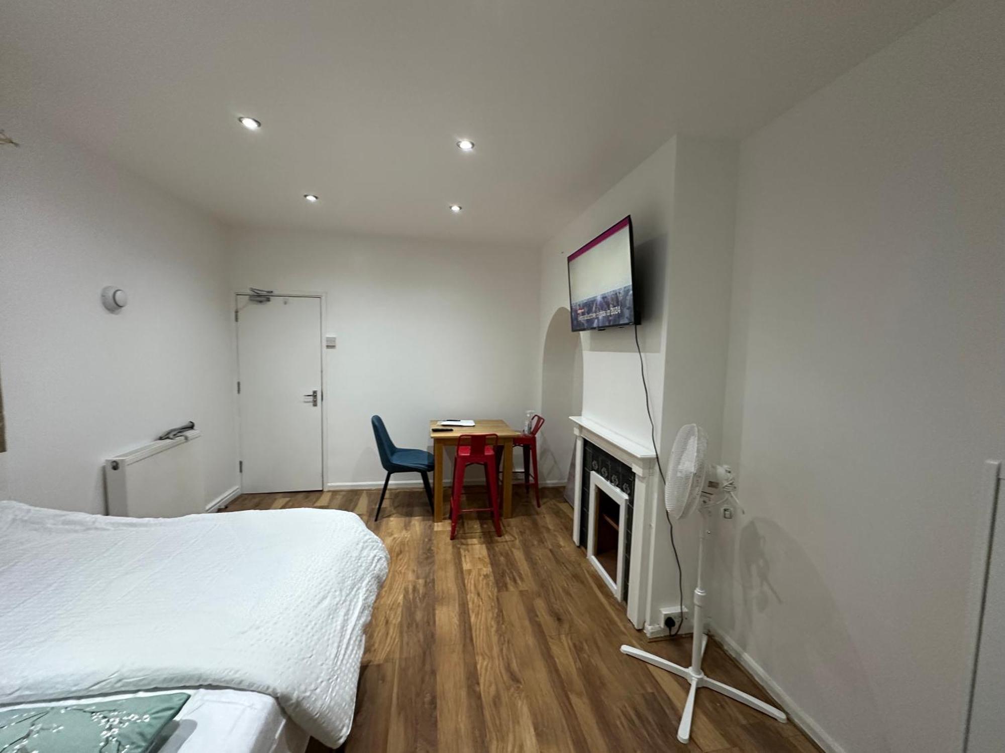 4Th Studio Flat With Private Own Bathroom A London Luxury Family Home Setup And Furnished With Double Bed Plus A Double Futon-Sofa Bed A Single Futon Bed A Baby Cot And Garden And Free Parking Экстерьер фото