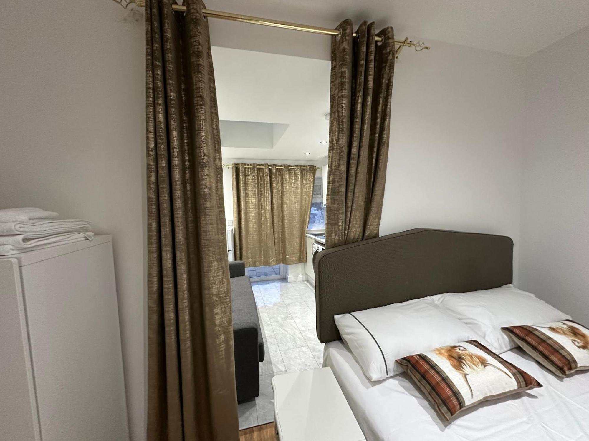 4Th Studio Flat With Private Own Bathroom A London Luxury Family Home Setup And Furnished With Double Bed Plus A Double Futon-Sofa Bed A Single Futon Bed A Baby Cot And Garden And Free Parking Экстерьер фото