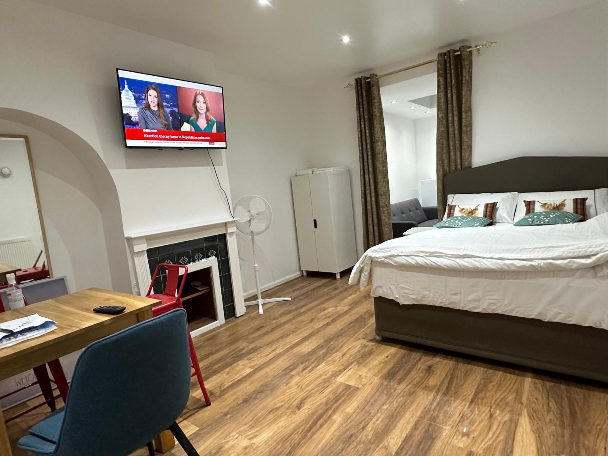 4Th Studio Flat With Private Own Bathroom A London Luxury Family Home Setup And Furnished With Double Bed Plus A Double Futon-Sofa Bed A Single Futon Bed A Baby Cot And Garden And Free Parking Экстерьер фото