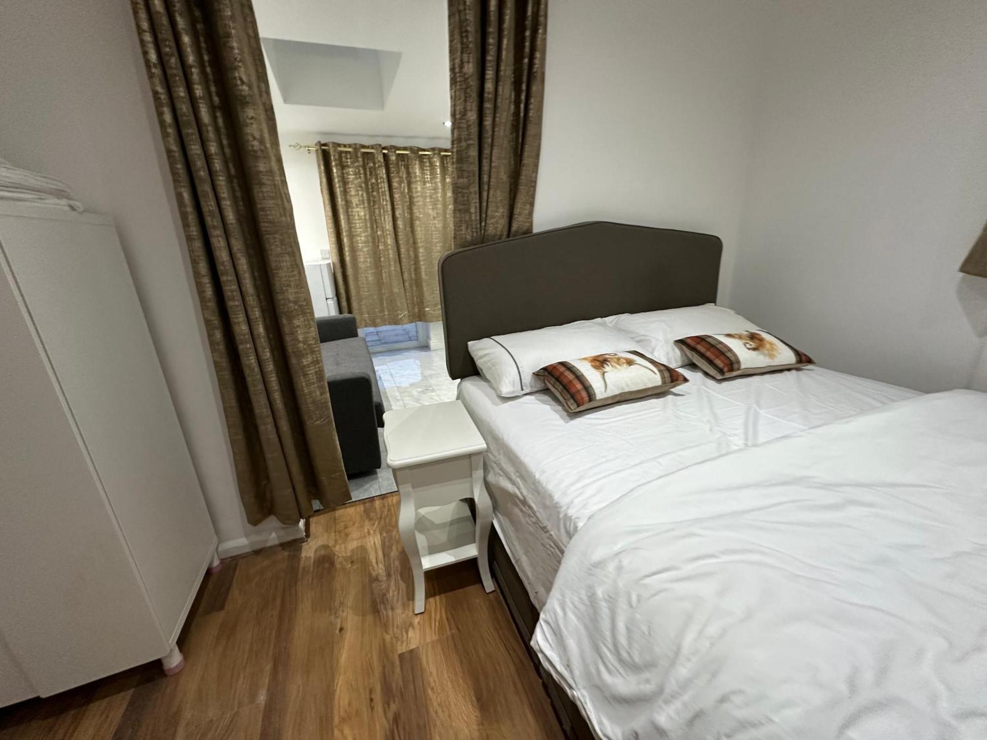 4Th Studio Flat With Private Own Bathroom A London Luxury Family Home Setup And Furnished With Double Bed Plus A Double Futon-Sofa Bed A Single Futon Bed A Baby Cot And Garden And Free Parking Экстерьер фото