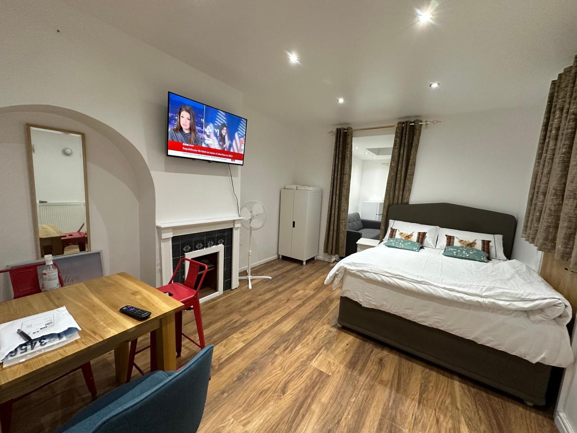 4Th Studio Flat With Private Own Bathroom A London Luxury Family Home Setup And Furnished With Double Bed Plus A Double Futon-Sofa Bed A Single Futon Bed A Baby Cot And Garden And Free Parking Экстерьер фото