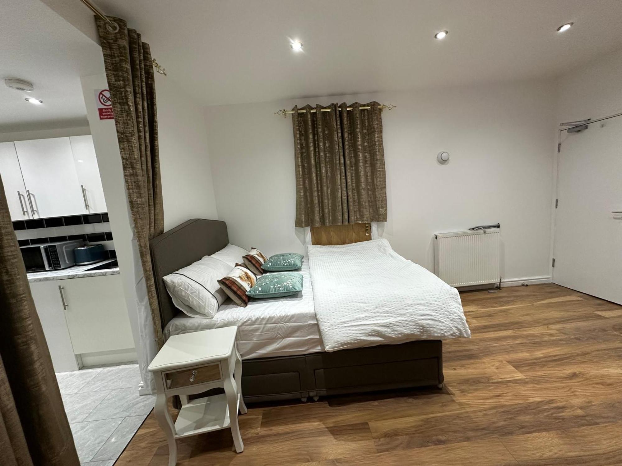 4Th Studio Flat With Private Own Bathroom A London Luxury Family Home Setup And Furnished With Double Bed Plus A Double Futon-Sofa Bed A Single Futon Bed A Baby Cot And Garden And Free Parking Экстерьер фото