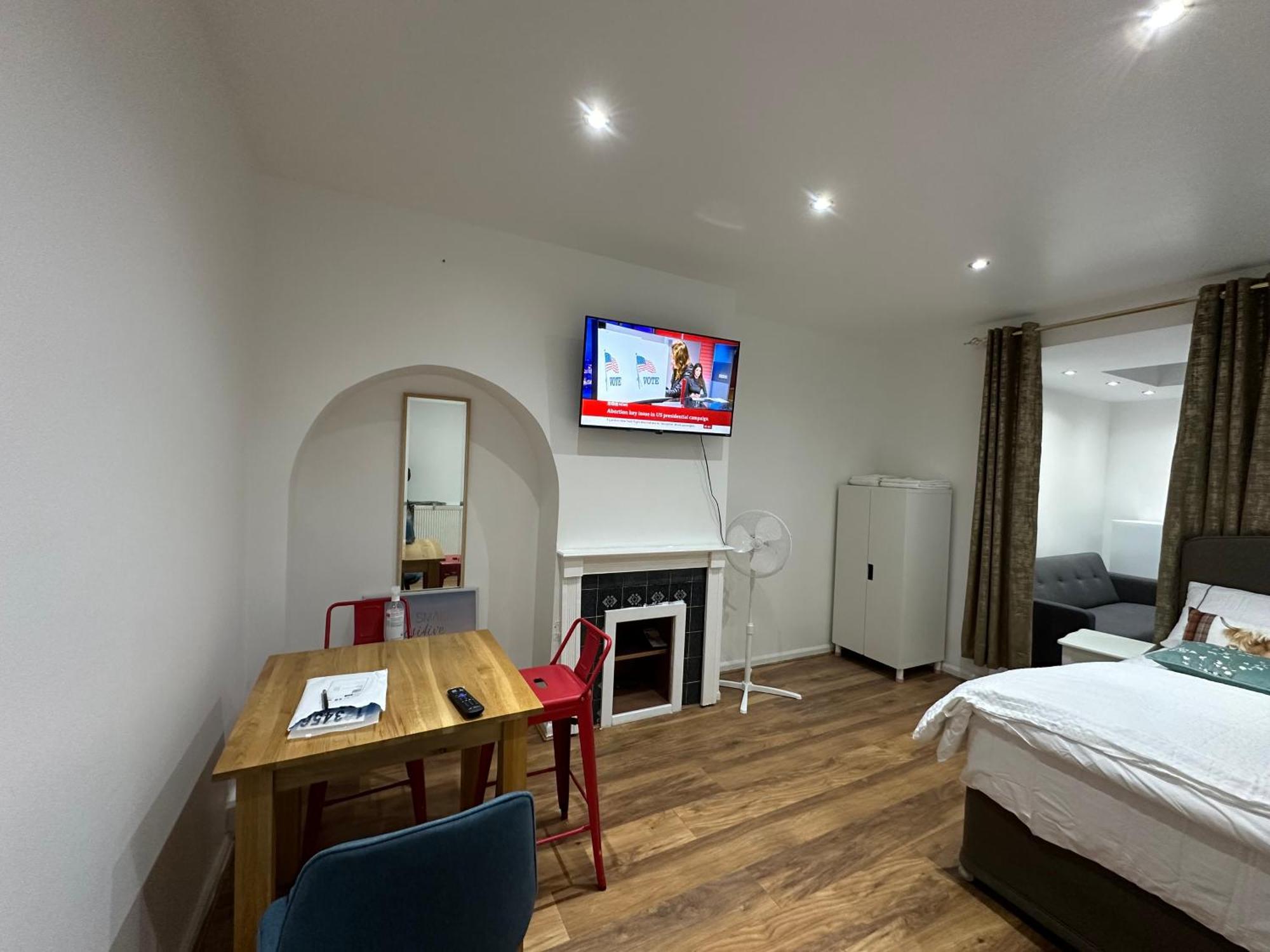 4Th Studio Flat With Private Own Bathroom A London Luxury Family Home Setup And Furnished With Double Bed Plus A Double Futon-Sofa Bed A Single Futon Bed A Baby Cot And Garden And Free Parking Экстерьер фото