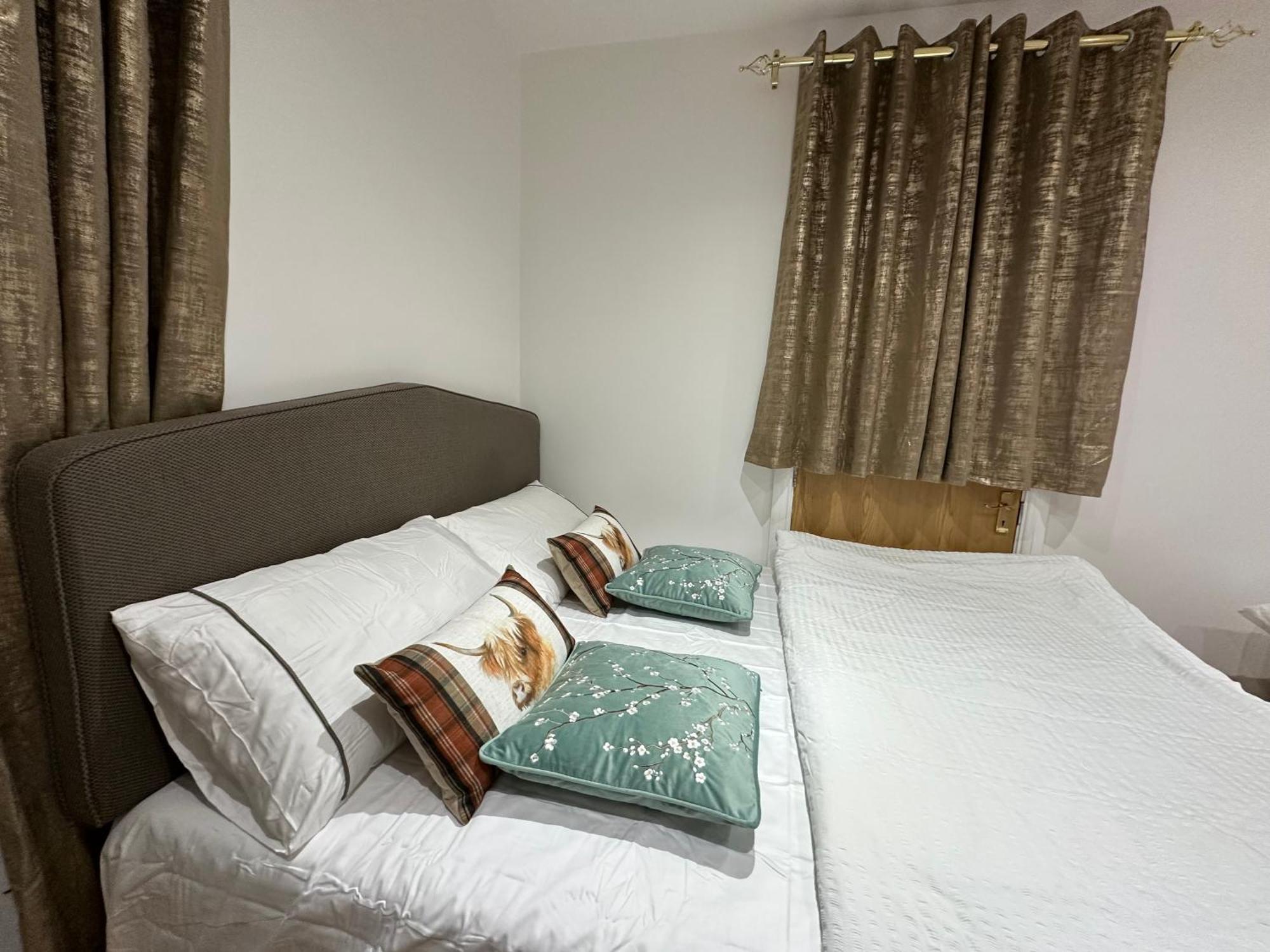 4Th Studio Flat With Private Own Bathroom A London Luxury Family Home Setup And Furnished With Double Bed Plus A Double Futon-Sofa Bed A Single Futon Bed A Baby Cot And Garden And Free Parking Экстерьер фото