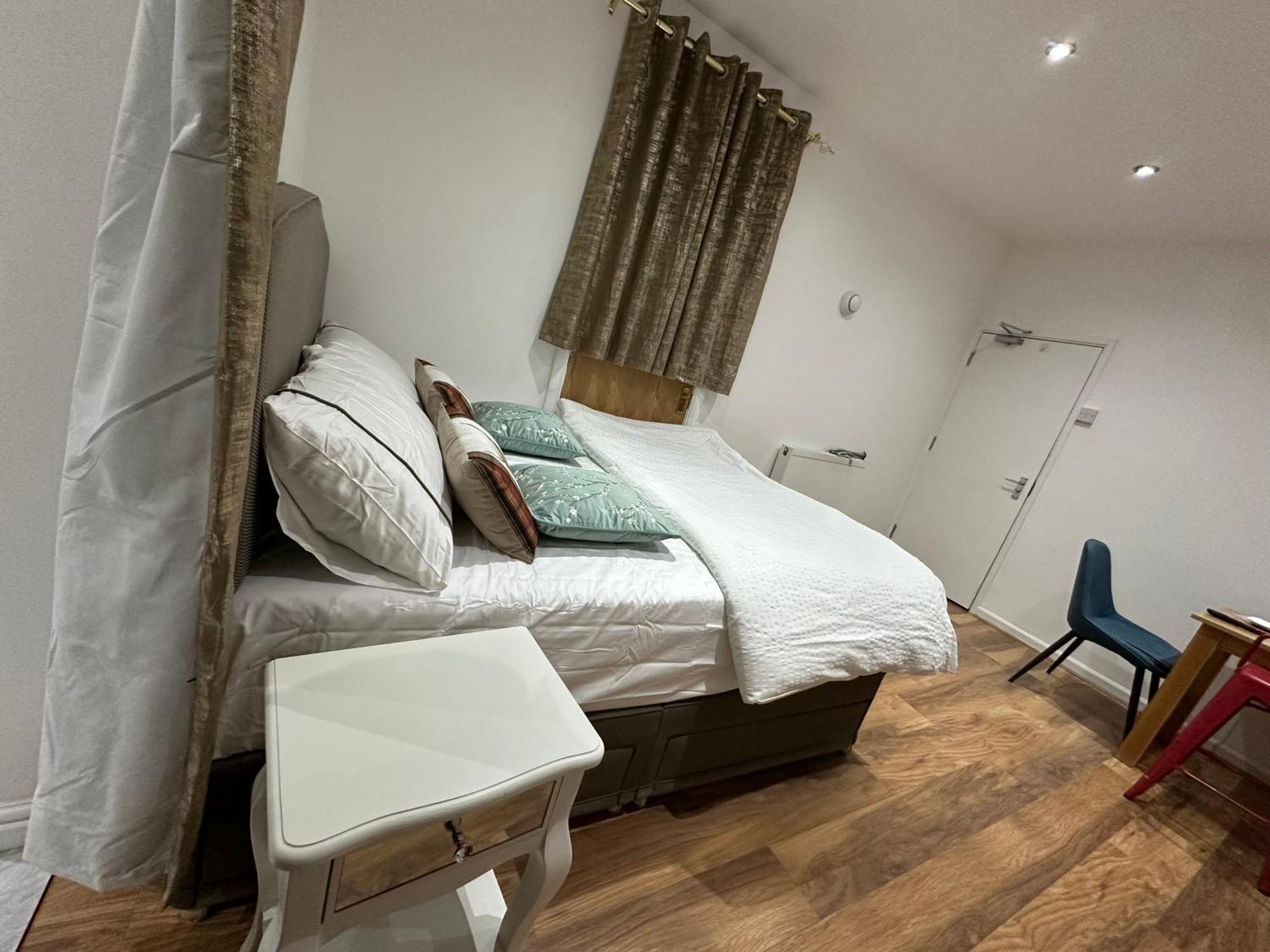 4Th Studio Flat With Private Own Bathroom A London Luxury Family Home Setup And Furnished With Double Bed Plus A Double Futon-Sofa Bed A Single Futon Bed A Baby Cot And Garden And Free Parking Экстерьер фото