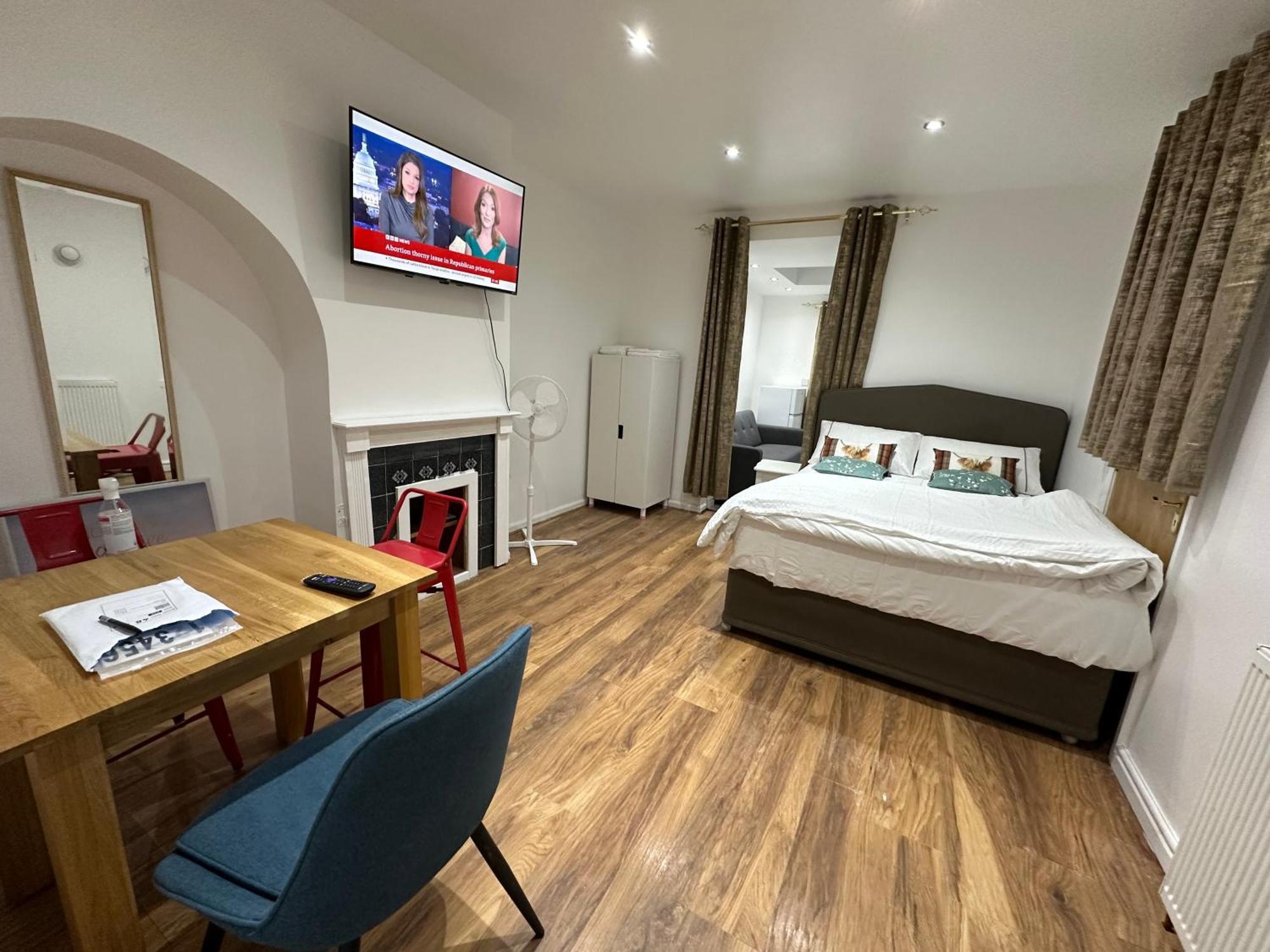 4Th Studio Flat With Private Own Bathroom A London Luxury Family Home Setup And Furnished With Double Bed Plus A Double Futon-Sofa Bed A Single Futon Bed A Baby Cot And Garden And Free Parking Экстерьер фото