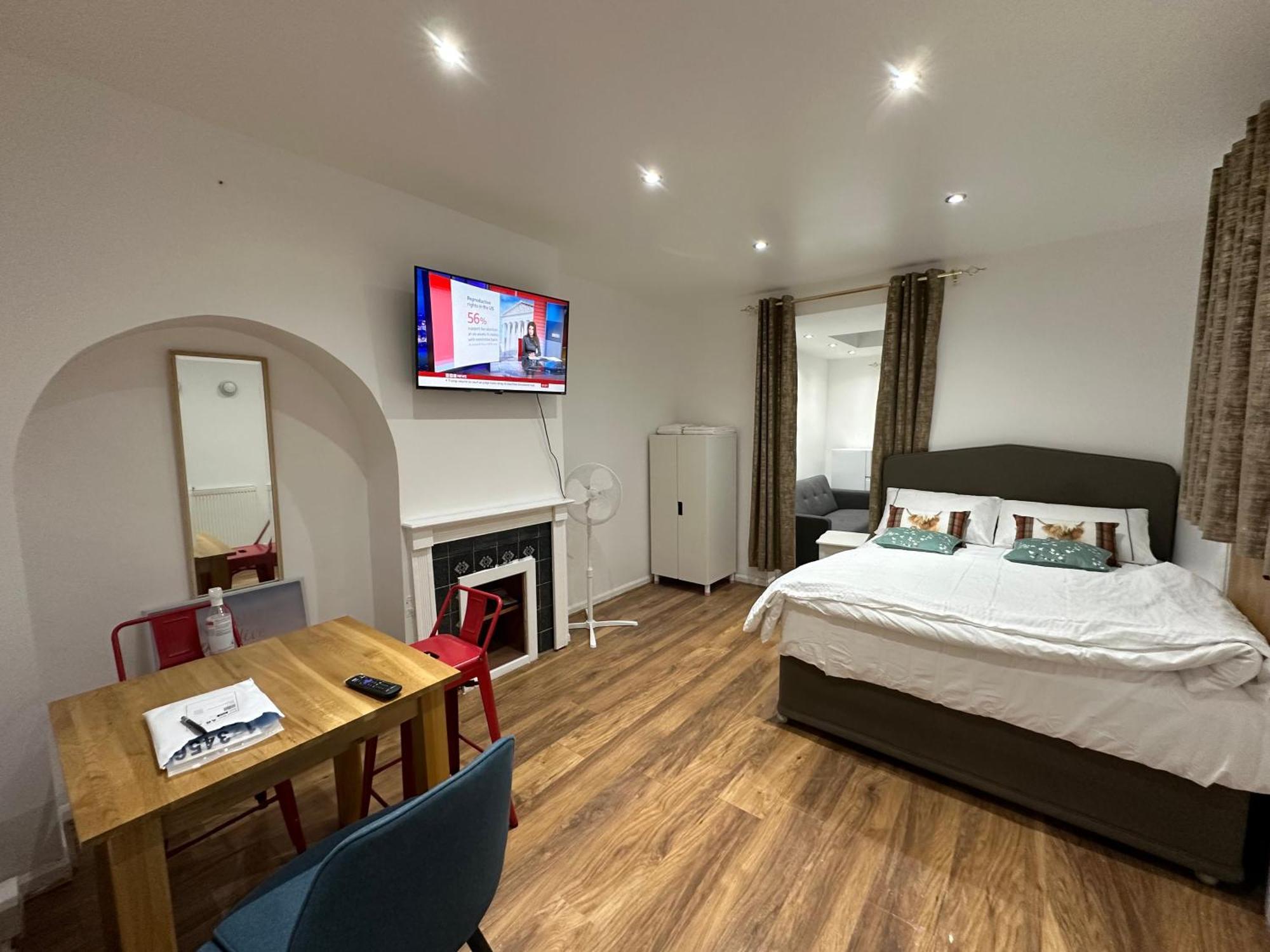 4Th Studio Flat With Private Own Bathroom A London Luxury Family Home Setup And Furnished With Double Bed Plus A Double Futon-Sofa Bed A Single Futon Bed A Baby Cot And Garden And Free Parking Экстерьер фото
