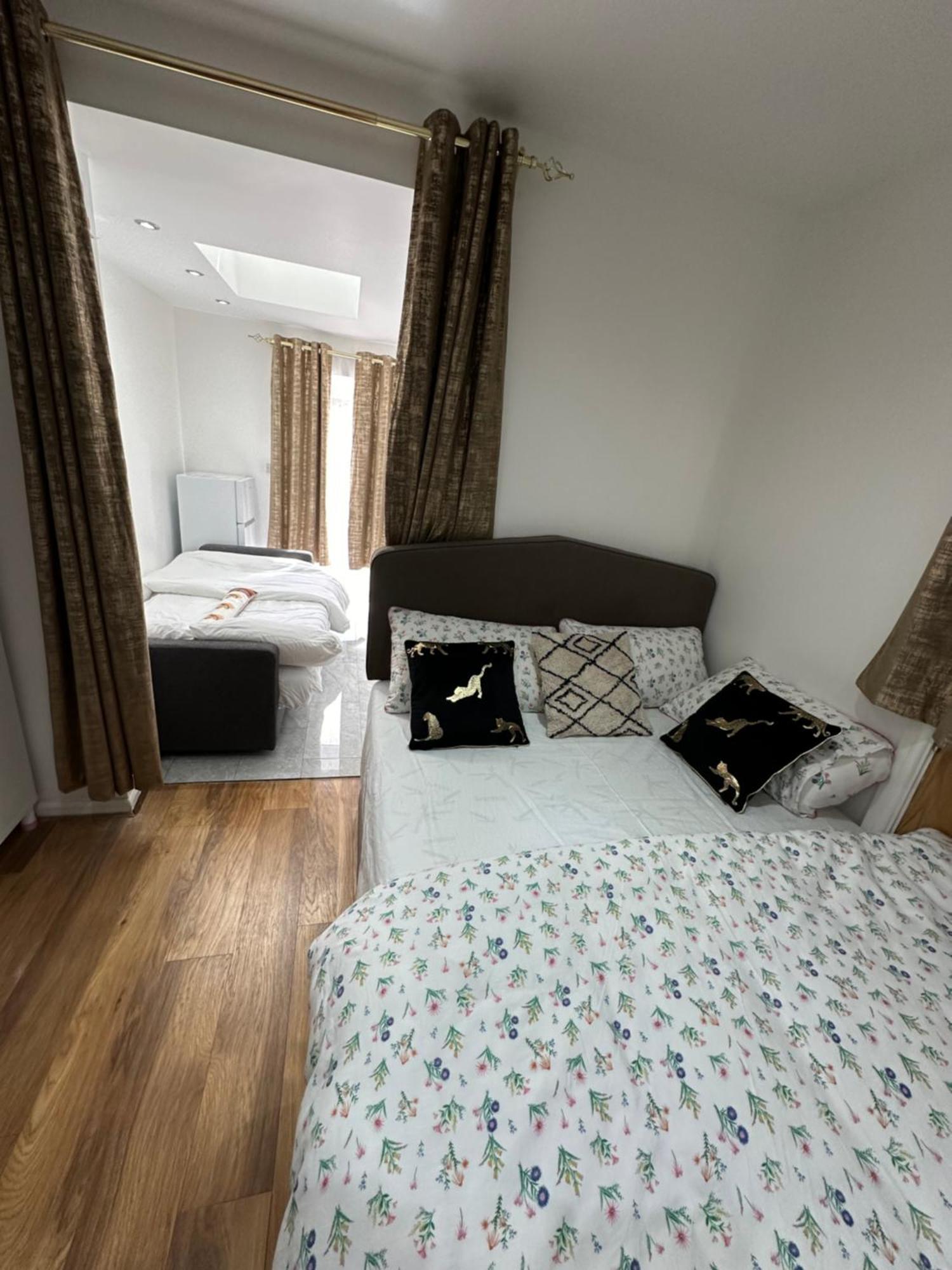 4Th Studio Flat With Private Own Bathroom A London Luxury Family Home Setup And Furnished With Double Bed Plus A Double Futon-Sofa Bed A Single Futon Bed A Baby Cot And Garden And Free Parking Экстерьер фото