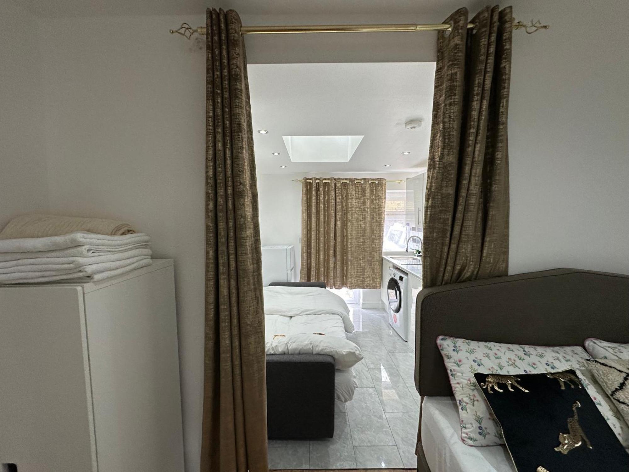 4Th Studio Flat With Private Own Bathroom A London Luxury Family Home Setup And Furnished With Double Bed Plus A Double Futon-Sofa Bed A Single Futon Bed A Baby Cot And Garden And Free Parking Экстерьер фото