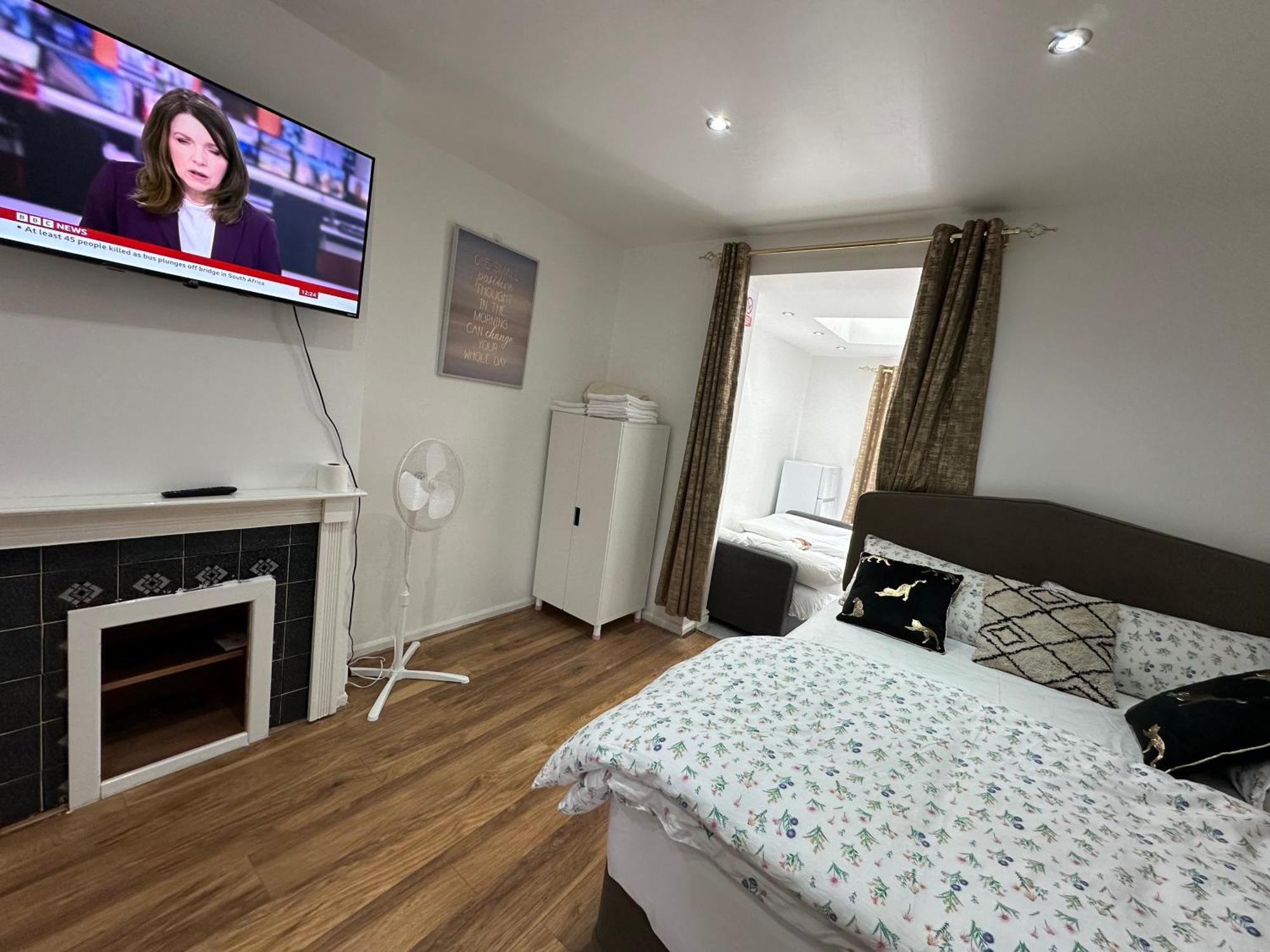 4Th Studio Flat With Private Own Bathroom A London Luxury Family Home Setup And Furnished With Double Bed Plus A Double Futon-Sofa Bed A Single Futon Bed A Baby Cot And Garden And Free Parking Экстерьер фото