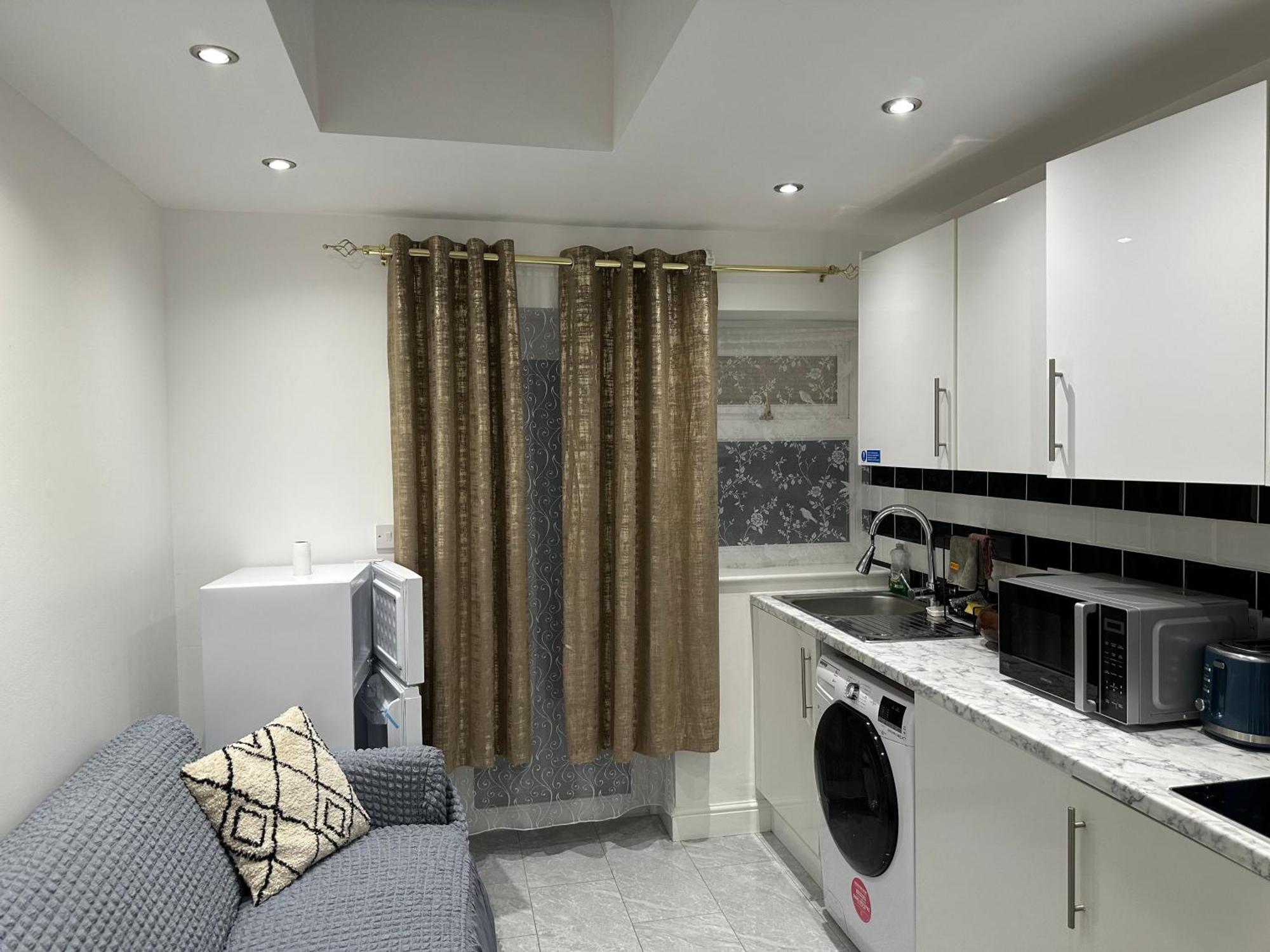 4Th Studio Flat With Private Own Bathroom A London Luxury Family Home Setup And Furnished With Double Bed Plus A Double Futon-Sofa Bed A Single Futon Bed A Baby Cot And Garden And Free Parking Экстерьер фото
