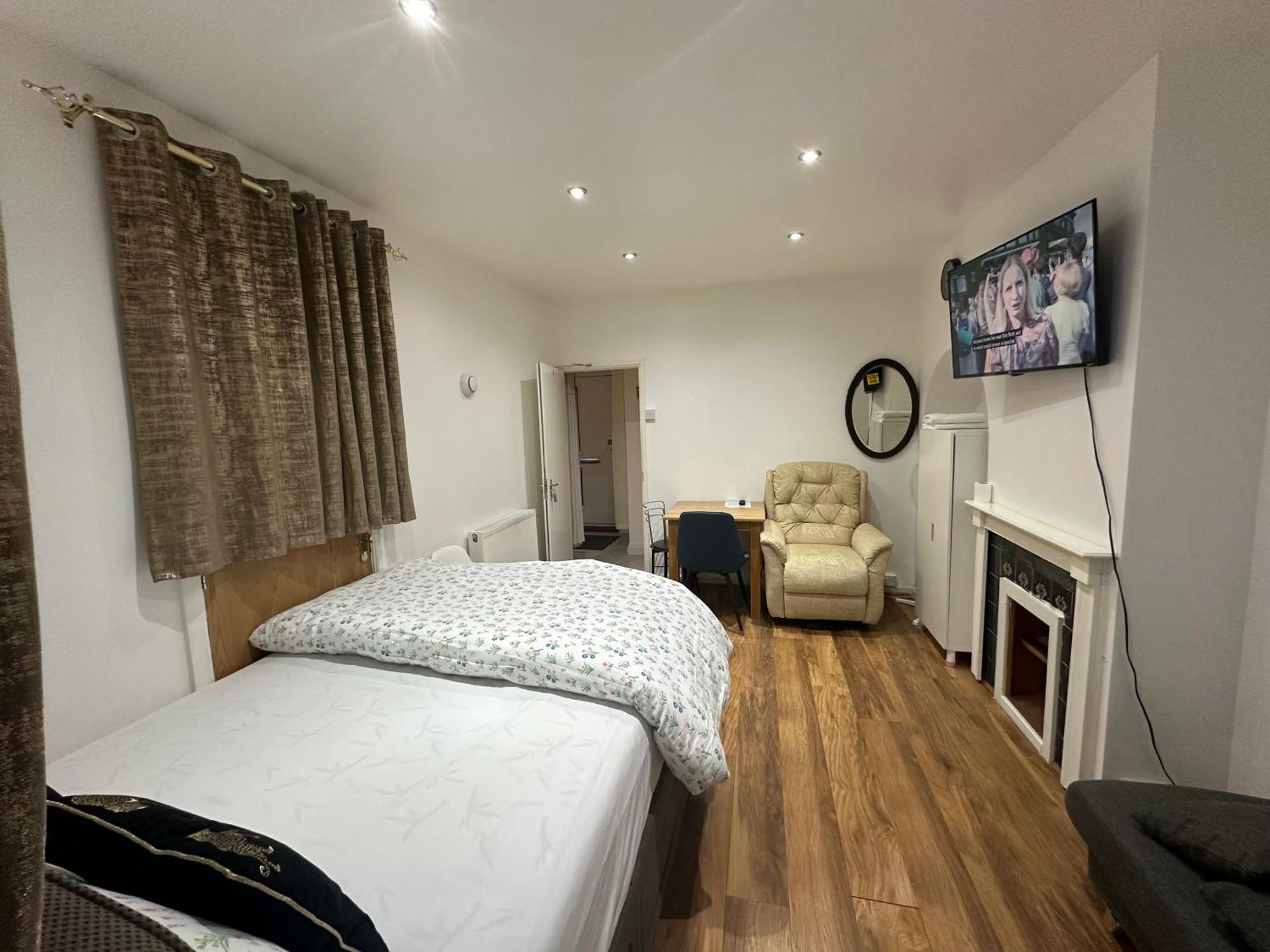 4Th Studio Flat With Private Own Bathroom A London Luxury Family Home Setup And Furnished With Double Bed Plus A Double Futon-Sofa Bed A Single Futon Bed A Baby Cot And Garden And Free Parking Экстерьер фото