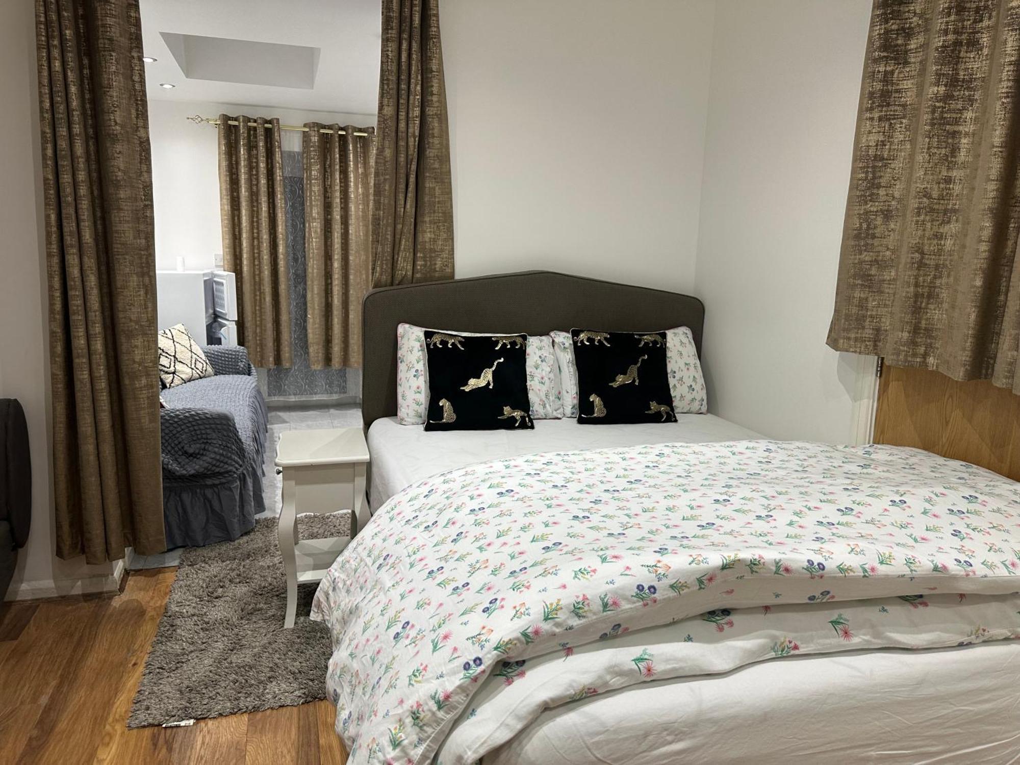 4Th Studio Flat With Private Own Bathroom A London Luxury Family Home Setup And Furnished With Double Bed Plus A Double Futon-Sofa Bed A Single Futon Bed A Baby Cot And Garden And Free Parking Экстерьер фото