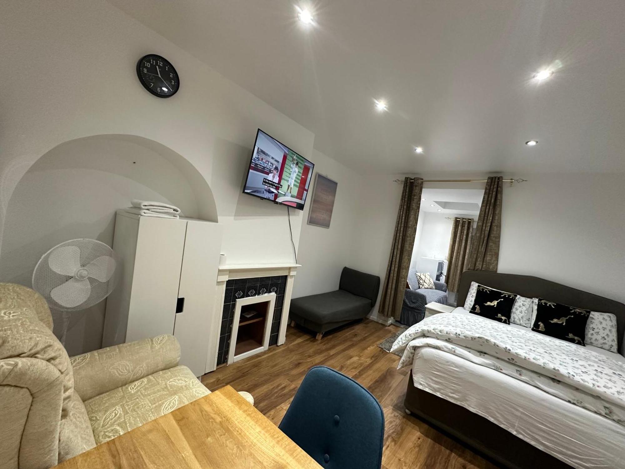 4Th Studio Flat With Private Own Bathroom A London Luxury Family Home Setup And Furnished With Double Bed Plus A Double Futon-Sofa Bed A Single Futon Bed A Baby Cot And Garden And Free Parking Экстерьер фото