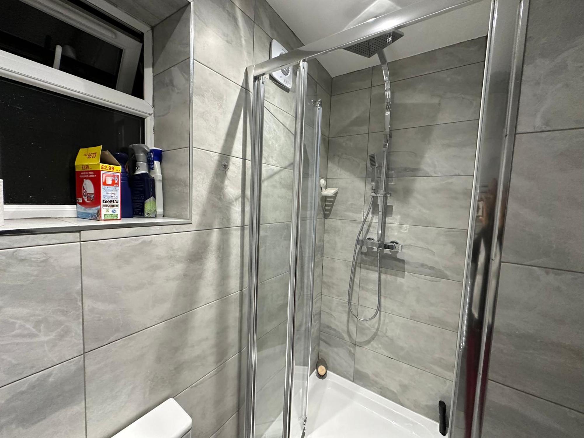 4Th Studio Flat With Private Own Bathroom A London Luxury Family Home Setup And Furnished With Double Bed Plus A Double Futon-Sofa Bed A Single Futon Bed A Baby Cot And Garden And Free Parking Экстерьер фото